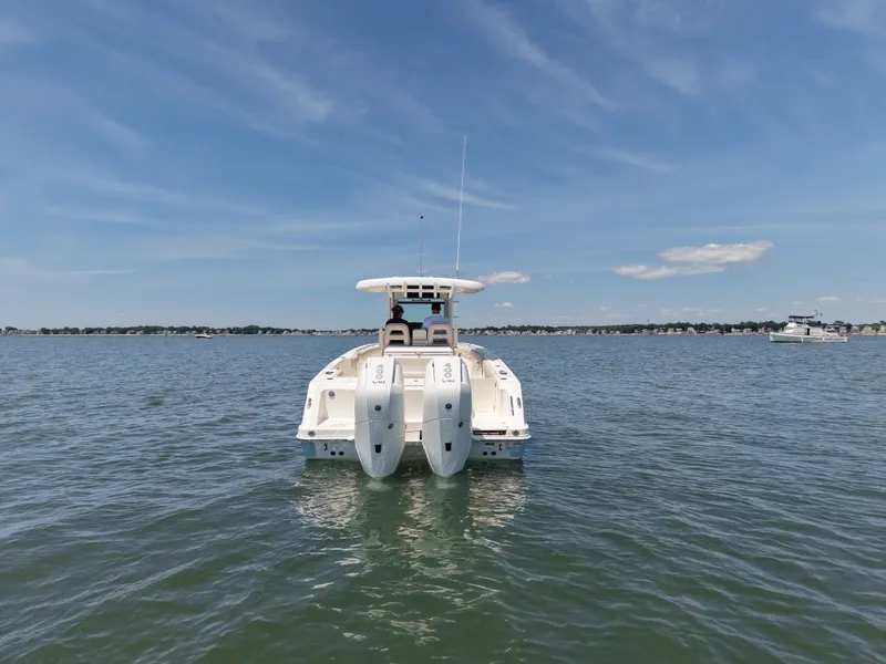 Slide: The Image of Boston Whaler 330 Outrage 2026 - 6