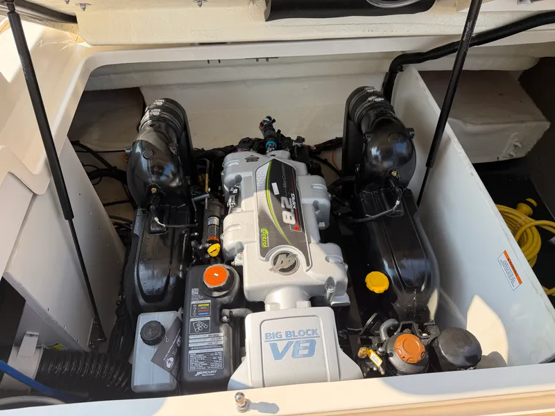 Slide: The Image of Sea Ray SDX 290 2026 - 23