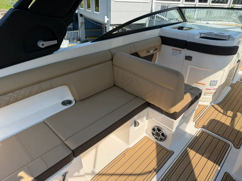 Slide: The Image of Sea Ray SDX 290 2026 - 12