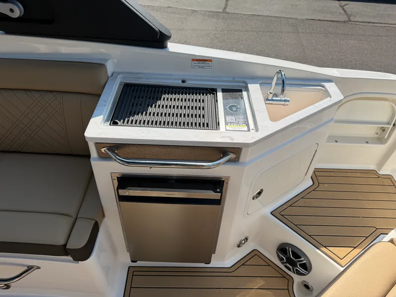 Slide: The Image of Sea Ray SDX 290 2026 - 18