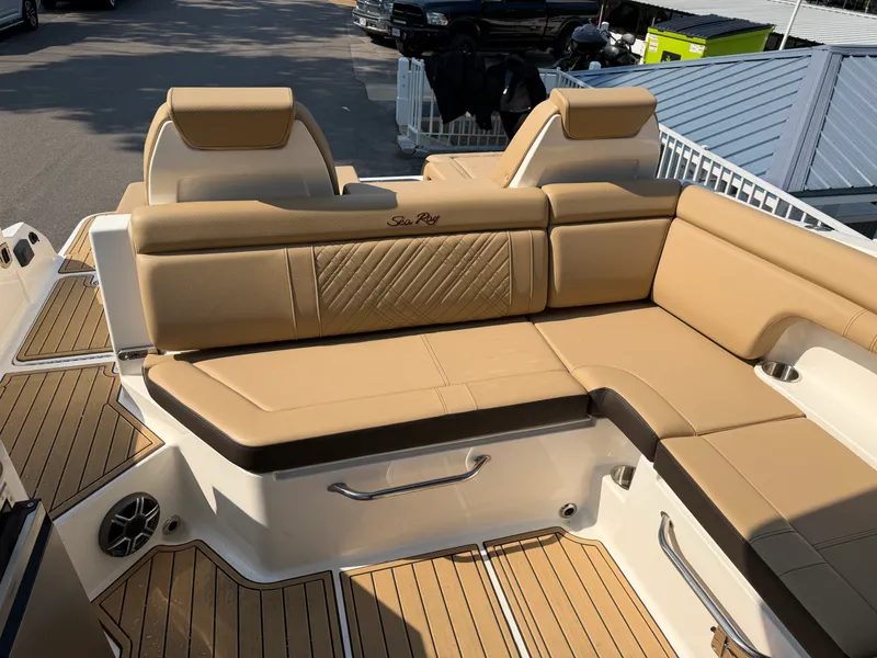 Slide: The Image of Sea Ray SDX 290 2026 - 10