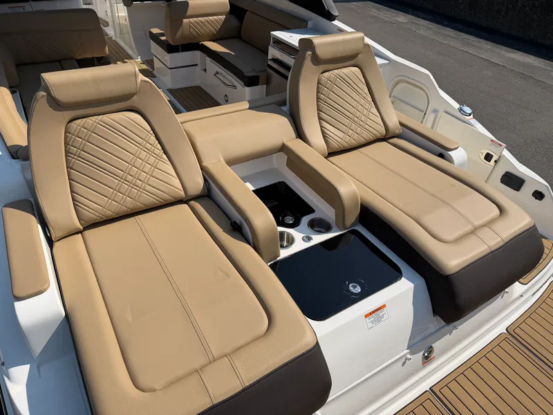 Slide: The Image of Sea Ray SDX 290 2026 - 9