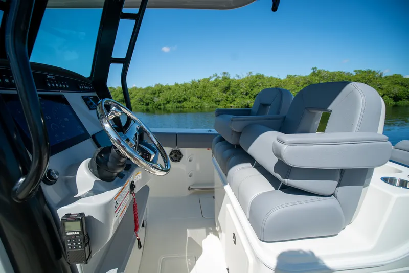 Slide: The Image of Boston Whaler 280 Outrage 2026 - 13