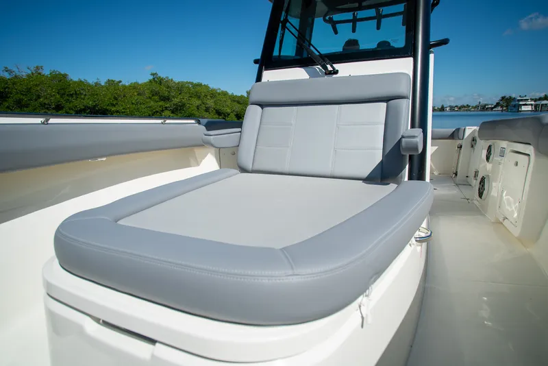 Slide: The Image of Boston Whaler 280 Outrage 2026 - 15