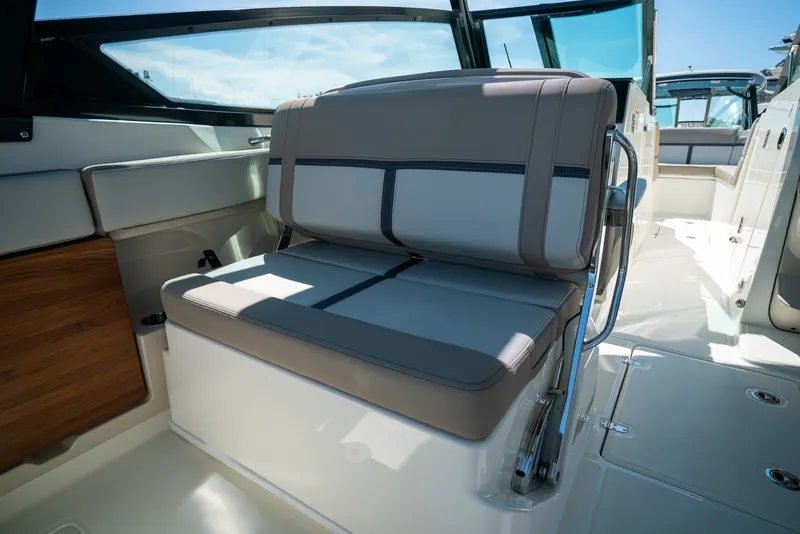 Slide: The Image of Boston Whaler 330 Vantage 2026 - 10