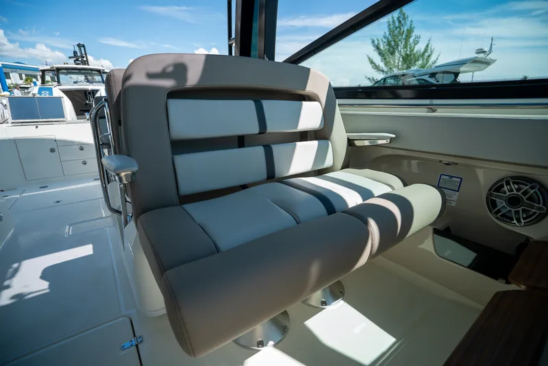 Slide: The Image of Boston Whaler 330 Vantage 2026 - 12
