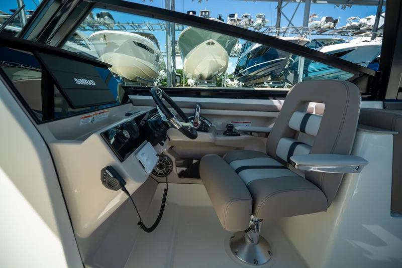 Slide: The Image of Boston Whaler 330 Vantage 2026 - 13