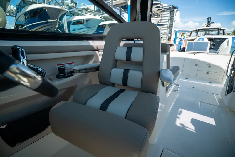 Slide: The Image of Boston Whaler 330 Vantage 2026 - 14