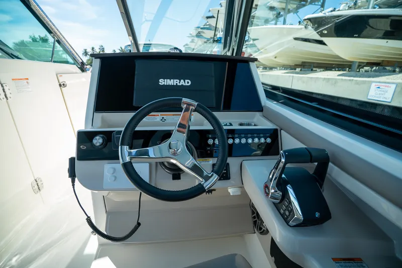Slide: The Image of Boston Whaler 330 Vantage 2026 - 15