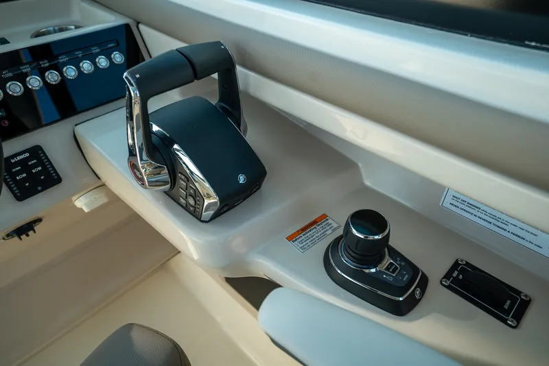 Slide: The Image of Boston Whaler 330 Vantage 2026 - 17