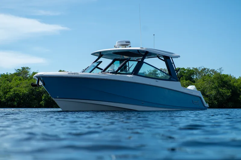Slide: The Image of Boston Whaler 330 Vantage 2026 - 2
