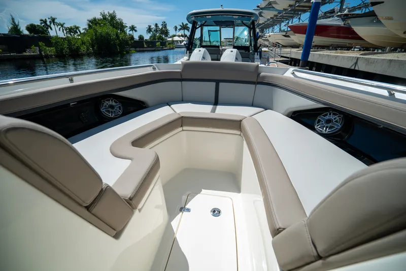 Slide: The Image of Boston Whaler 330 Vantage 2026 - 20