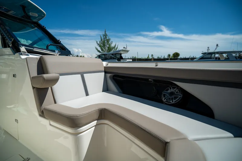 Slide: The Image of Boston Whaler 330 Vantage 2026 - 21