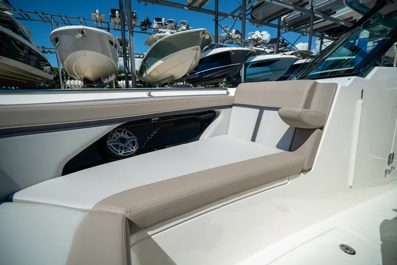 Slide: The Image of Boston Whaler 330 Vantage 2026 - 22