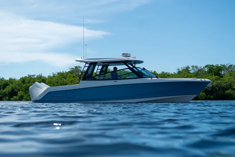 Slide: The Image of Boston Whaler 330 Vantage 2026 - 23
