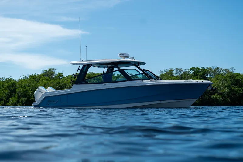 Slide: The Image of Boston Whaler 330 Vantage 2026 - 24