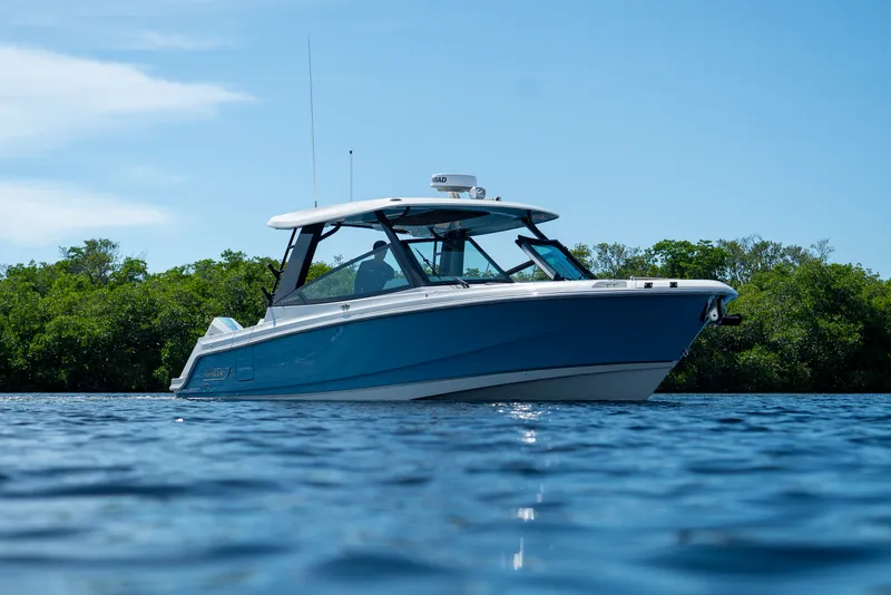Slide: The Image of Boston Whaler 330 Vantage 2026 - 25