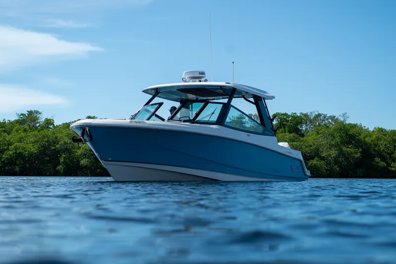 Slide: The Image of Boston Whaler 330 Vantage 2026 - 29
