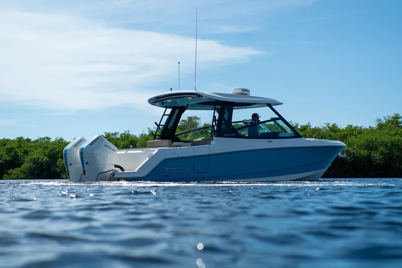 Slide: The Image of Boston Whaler 330 Vantage 2026 - 3