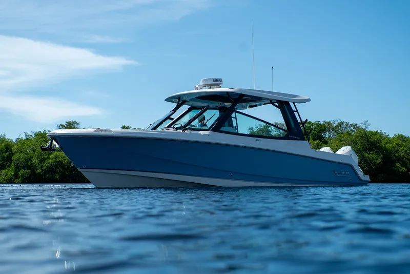 Slide: The Image of Boston Whaler 330 Vantage 2026 - 30