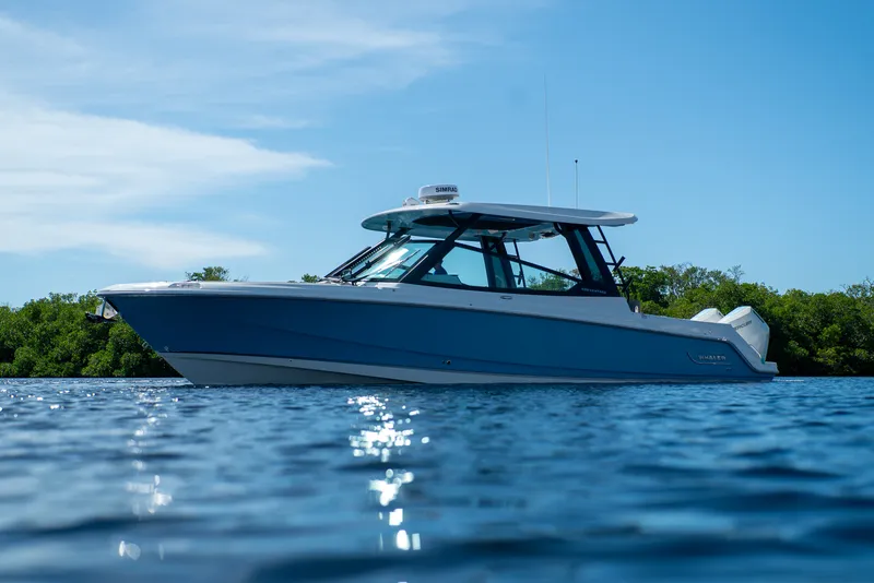 Slide: The Image of Boston Whaler 330 Vantage 2026 - 31