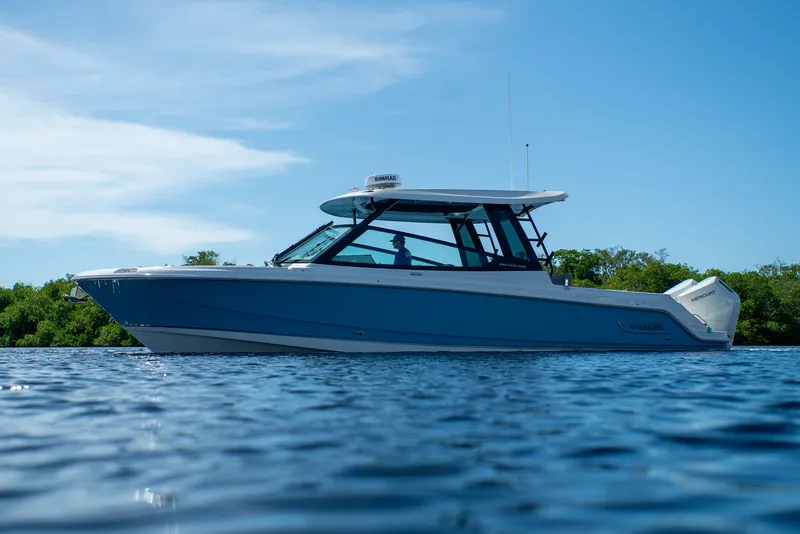 Slide: The Image of Boston Whaler 330 Vantage 2026 - 32