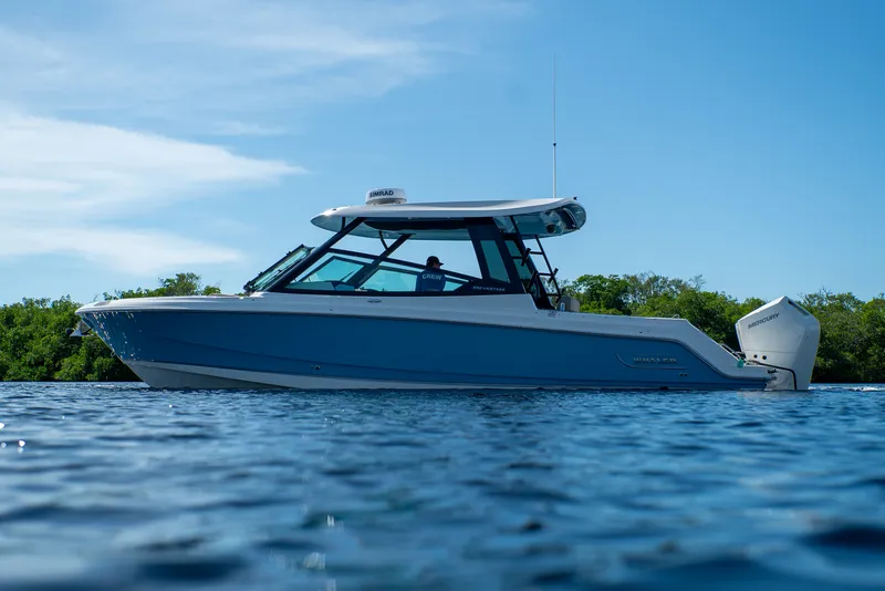 Slide: The Image of Boston Whaler 330 Vantage 2026 - 34