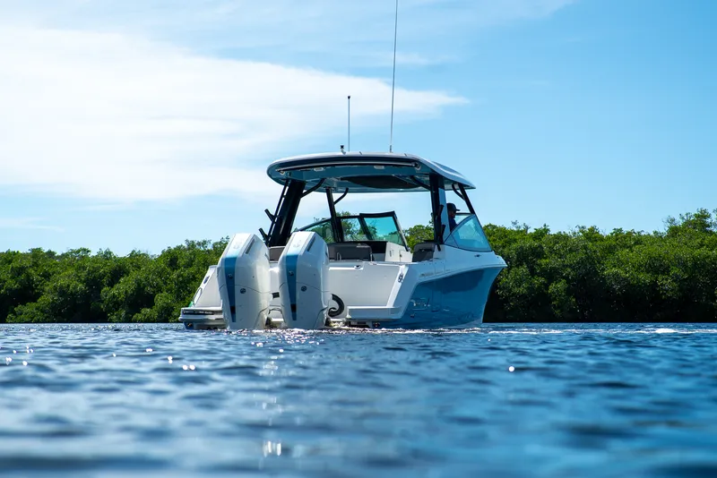 Slide: The Image of Boston Whaler 330 Vantage 2026 - 39