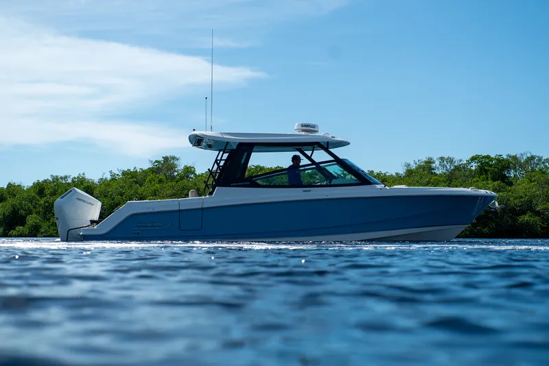 Slide: The Image of Boston Whaler 330 Vantage 2026 - 42