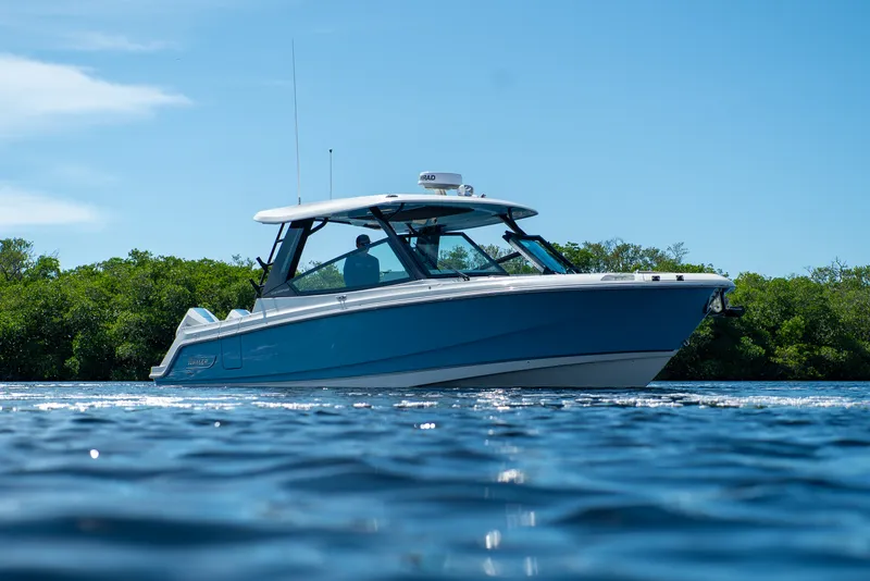 Slide: The Image of Boston Whaler 330 Vantage 2026 - 45