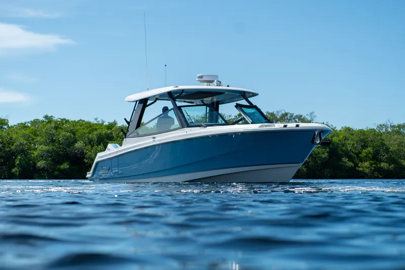 Slide: The Image of Boston Whaler 330 Vantage 2026 - 46