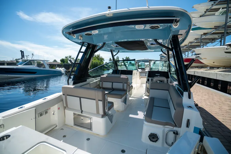 Slide: The Image of Boston Whaler 330 Vantage 2026 - 5