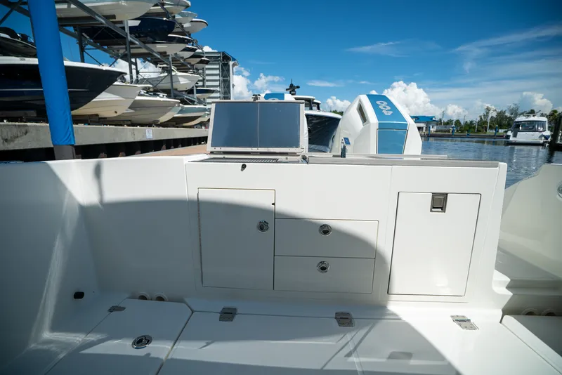Slide: The Image of Boston Whaler 330 Vantage 2026 - 6