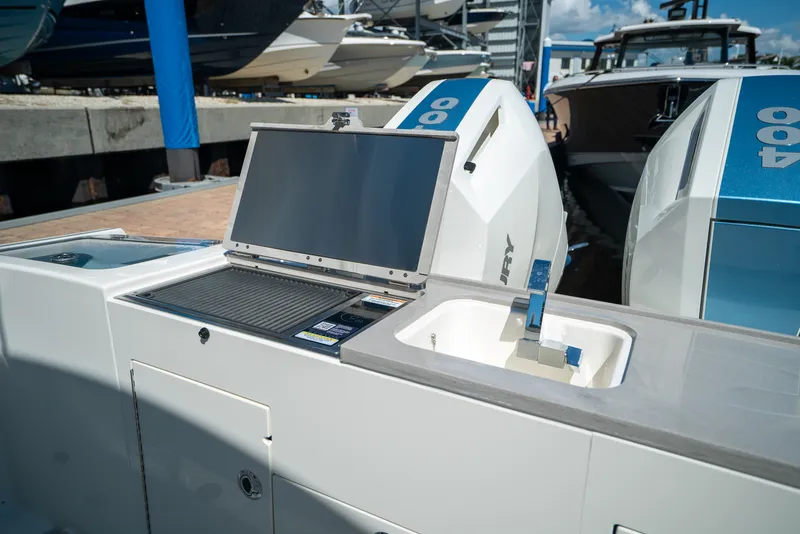 Slide: The Image of Boston Whaler 330 Vantage 2026 - 7