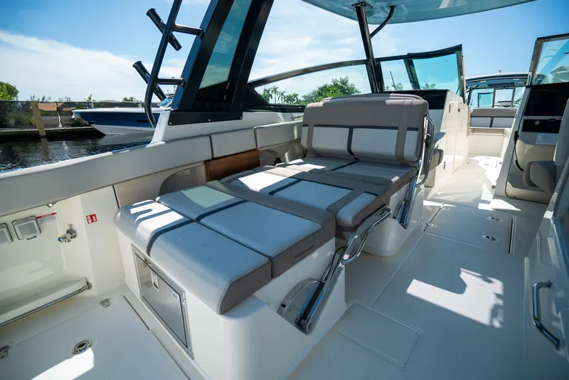 Slide: The Image of Boston Whaler 330 Vantage 2026 - 8