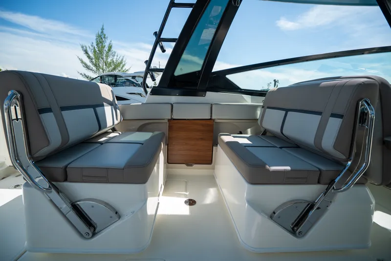 Slide: The Image of Boston Whaler 330 Vantage 2026 - 9