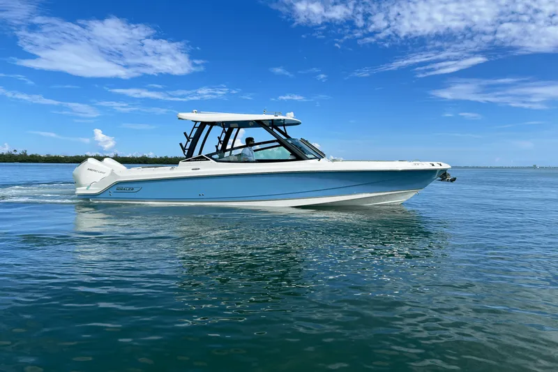 Slide: The Image of Boston Whaler 280 Vantage 2026 - 13