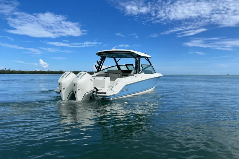 Slide: The Image of Boston Whaler 280 Vantage 2026 - 17