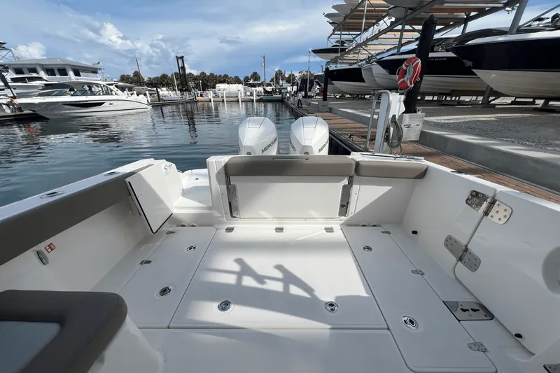 Slide: The Image of Boston Whaler 280 Vantage 2026 - 18