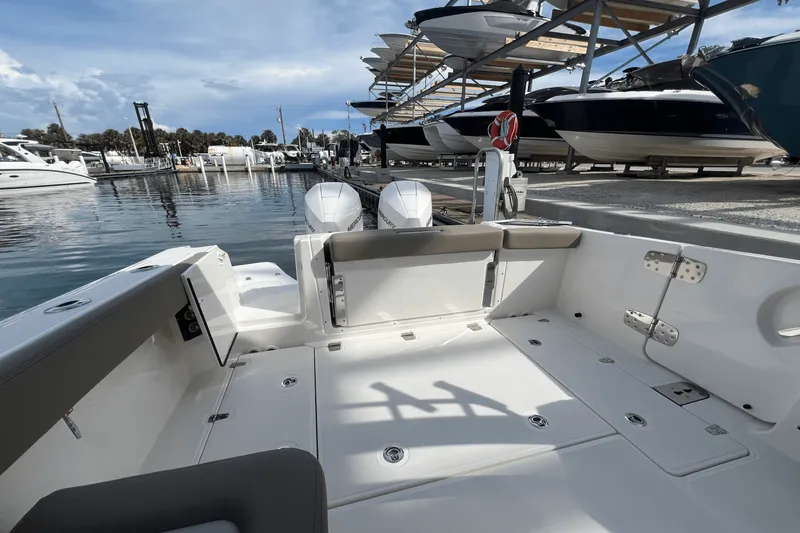 Slide: The Image of Boston Whaler 280 Vantage 2026 - 19