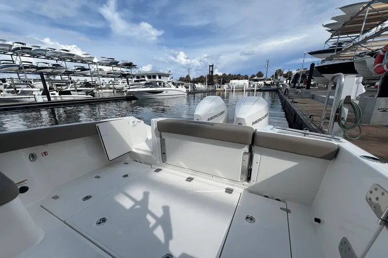 Slide: The Image of Boston Whaler 280 Vantage 2026 - 20