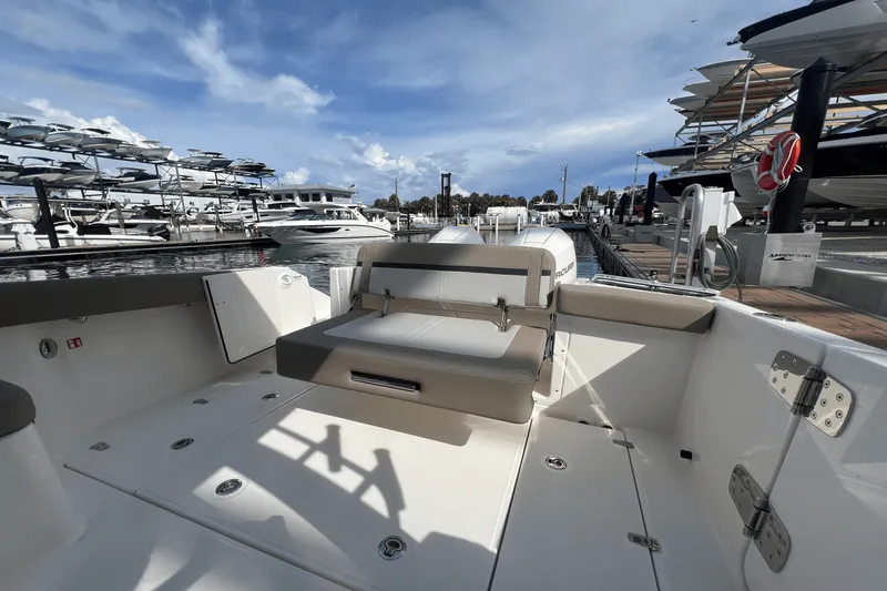 Slide: The Image of Boston Whaler 280 Vantage 2026 - 21