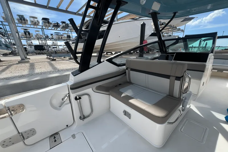 Slide: The Image of Boston Whaler 280 Vantage 2026 - 22