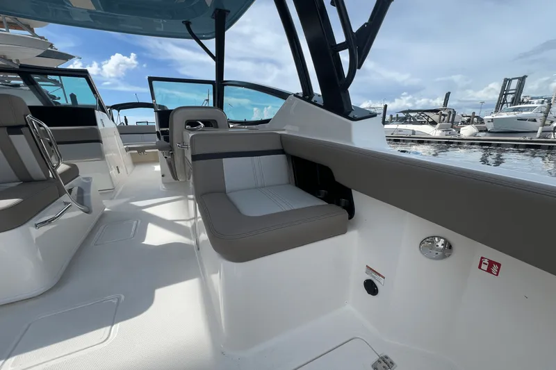 Slide: The Image of Boston Whaler 280 Vantage 2026 - 23