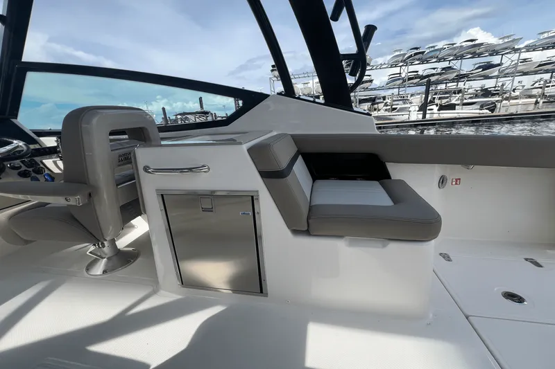 Slide: The Image of Boston Whaler 280 Vantage 2026 - 24