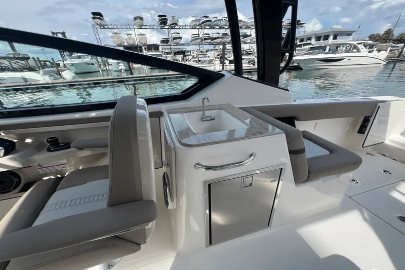 Slide: The Image of Boston Whaler 280 Vantage 2026 - 25