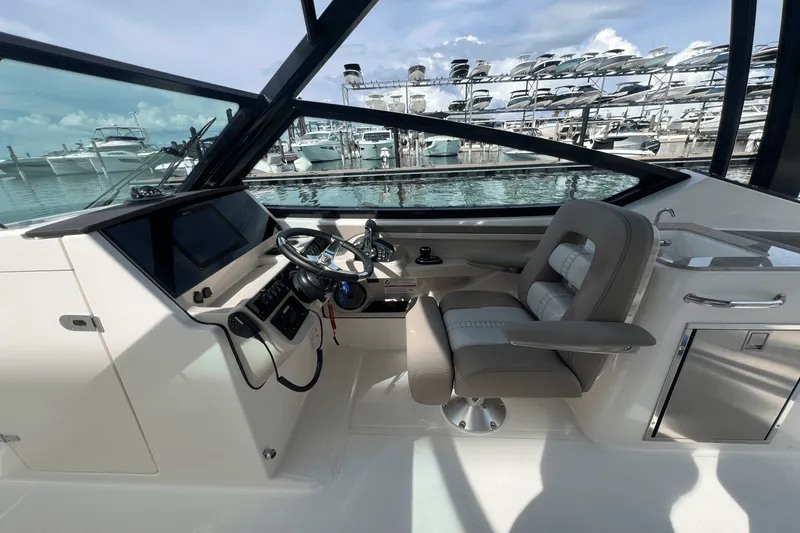 Slide: The Image of Boston Whaler 280 Vantage 2026 - 26