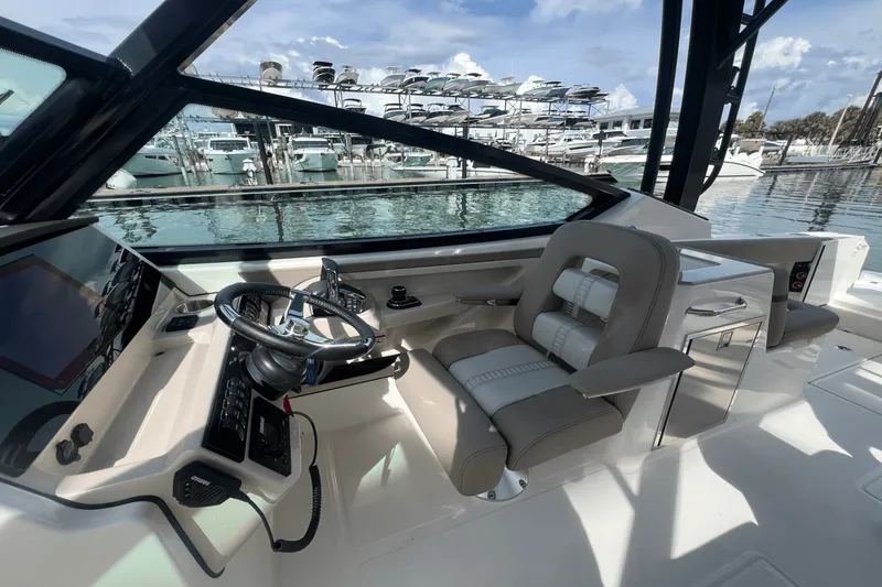 Slide: The Image of Boston Whaler 280 Vantage 2026 - 27