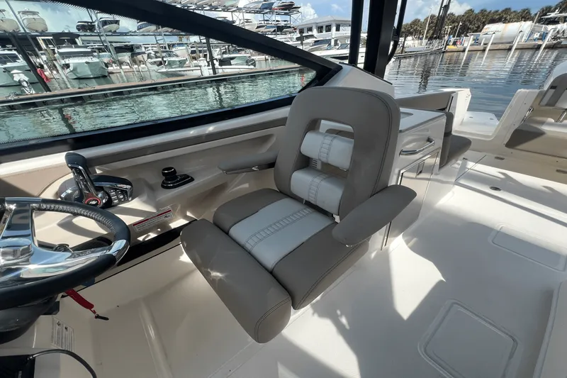 Slide: The Image of Boston Whaler 280 Vantage 2026 - 28
