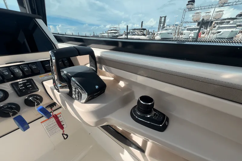 Slide: The Image of Boston Whaler 280 Vantage 2026 - 30